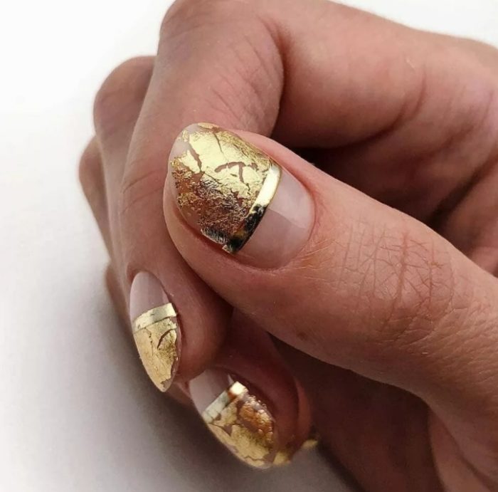Идеи новогоднего маникюра на короткие ногти 2022 года с фото